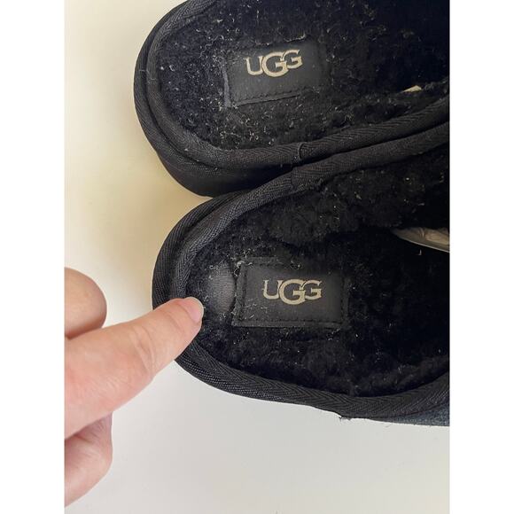 UGG Classic Slip-On Men\'s Size 8 Slip On Suede Slippers